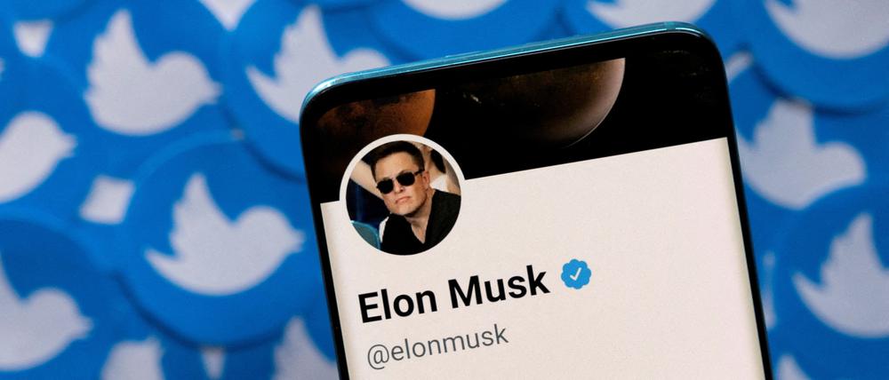FILE PHOTO: Elon Musk's Twitter profile is seen on a smartphone placed on printed Twitter logos in this picture illustration taken April 28, 2022. REUTERS/Dado Ruvic/Illustration/File Photo