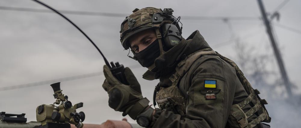 Ein ukrainischer Soldat kommuniziert mit Mitgliedern seiner Einheit während eines Angriffs auf russische Stellungen an der Frontlinie in der Nähe von Cherson.