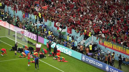 Marokkos Spieler feiern mit ihren Fans nach dem 1:0-Sieg gegen Portugal.