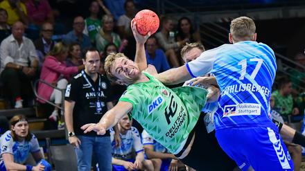 Explosiv im Eins-gegen-Eins: Mathias Gidsel (links) setzt sich gegen Samuel Roethlisberger vom TVB Stuttgart durch.