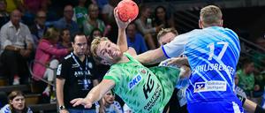 Explosiv im Eins-gegen-Eins: Mathias Gidsel (links) setzt sich gegen Samuel Roethlisberger vom TVB Stuttgart durch.