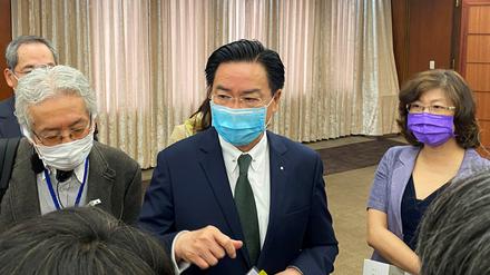 Taiwans Außenminister Joseph Wu kritisierte im Onlinedienst Twitter, dass die chinesischen Behörden die Einfuhr von taiwanischem Bier verboten hätten (Archivbild).