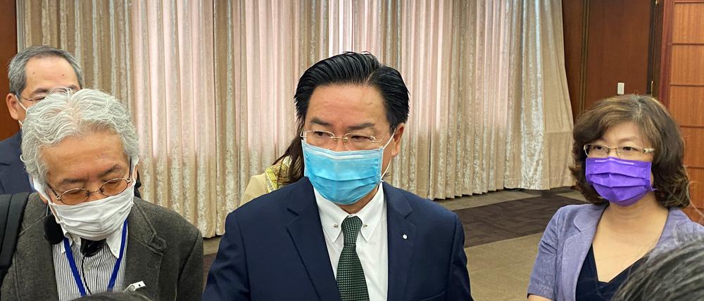  Taiwans Außenminister Joseph Wu kritisierte im Onlinedienst Twitter, dass die chinesischen Behörden die Einfuhr von taiwanischem Bier verboten hätten (Archivbild).