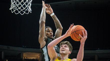 Ein hartes Stück Arbeit. Albas Ben Lammers (rechts) versucht es mit einem Korbleger.