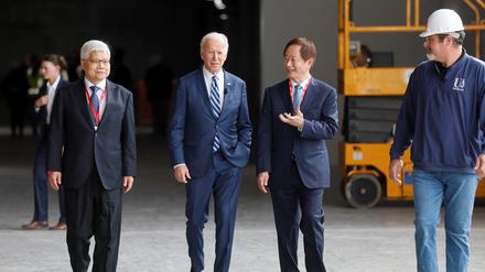 US-Präsident Joe Biden und TSMC-Chef Mark Liu besuchen eine Halbleiterfabrik des Unternehmens in Phoenix, Arizona.