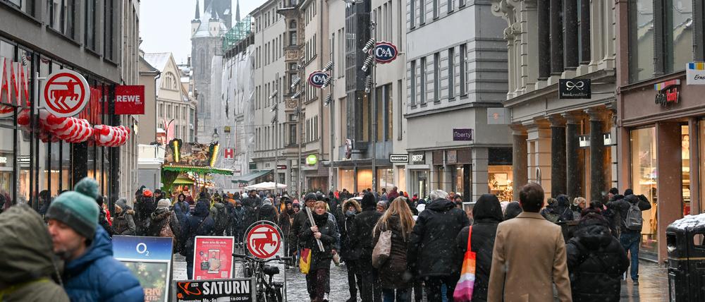 Passanten gehen in der Innenstadt durch die Leipziger Straße. Am dritten Adventswochenende zog es viele Menschen zum Einkaufen in die Innenstadt.