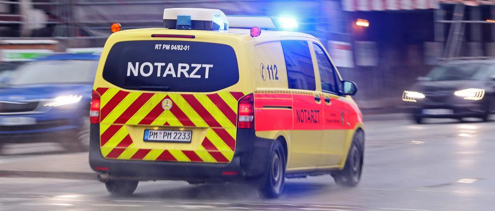 Notarztwagen im Einsatz. (Symbolbild)