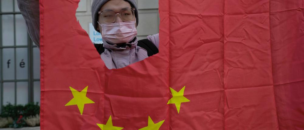Ein chinesischer Student in London, während einer Demonstration vor der chinesischen Botschaft. 