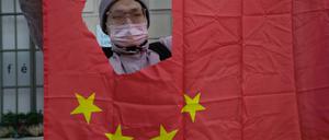 Ein chinesischer Student in London, während einer Demonstration vor der chinesischen Botschaft. 