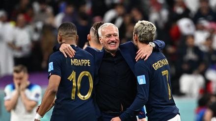 Didier Deschamps freut sich mit Kylian Mbappé (links) und Antoine Griezmann (rechts) über den Einzug ins Halbfinale.