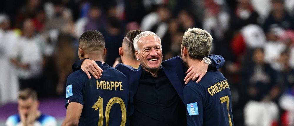 Didier Deschamps freut sich mit Kylian Mbappé (links) und Antoine Griezmann (rechts) über den Einzug ins Halbfinale.