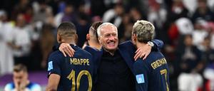 Didier Deschamps freut sich mit Kylian Mbappé (links) und Antoine Griezmann (rechts) über den Einzug ins Halbfinale.