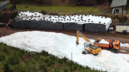 In Titisee-Neustadt wurde der Schnee vom letzten Jahr benötigt, um die Skisprunganlage zu präparieren.