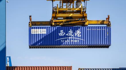 Ein Container aus China im Duisburger Hafen.