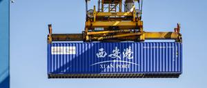 Container aus China im Duisburger Hafen: Die Volksrepublik erschließt mit Seidenstraßen-Projekten Märkte, knüpft Seilschaften und schafft Abhängigkeiten. Längst auch in Europa, ob in Duisburg oder auf dem Balkan.