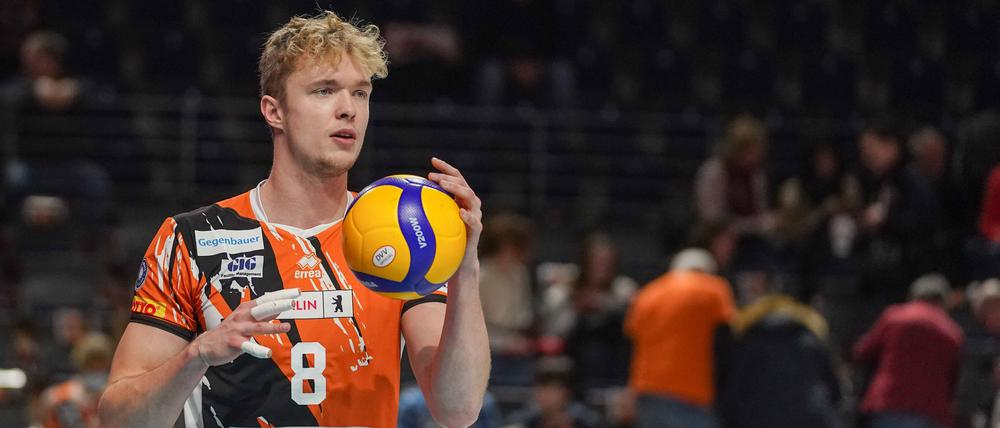 Bei den BR Volleys ist Anton Brehme seit 2020 Mittelblocker.