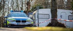 Auf dem Campingplatz Eichwald parkt vor der inzwischen eingezäunten Parzelle des mutmaßlichen Täters ein Polizeiauto (Archivbild).