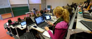 Studienanfänger sitzen während ihrer ersten Juravorlesung in einem Hörsaal der Juristischen Fakultät der Potsdamer Universität (Symbolbild).
