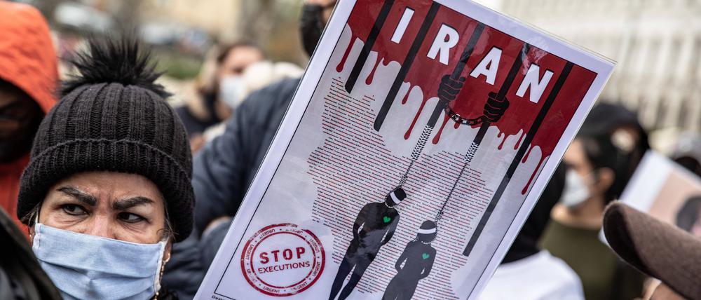 Ein Frau protestiert gegen die Hinrichtungen im Iran