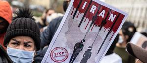 Ein Frau protestiert gegen die Hinrichtungen im Iran