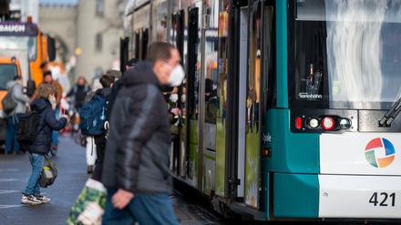 In Brandenburg gilt in Bus und Bahn weiterhin eine Maskenpflicht.