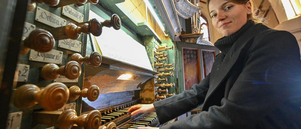 Maria Schella an der Wagner-Orgel in der Angermünder Marienkirche. 