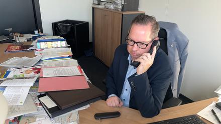 Der Bezirksbürgermeister von Berlin-Köpenick Oliver Igel sitzt an seinem Schreibtisch. (zu dpa "Köpenicker Bürgermeister: auf Stromausfall vorbereitet sein") +++ dpa-Bildfunk +++