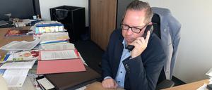 Der Bezirksbürgermeister von Berlin-Köpenick Oliver Igel sitzt an seinem Schreibtisch. (zu dpa "Köpenicker Bürgermeister: auf Stromausfall vorbereitet sein") +++ dpa-Bildfunk +++