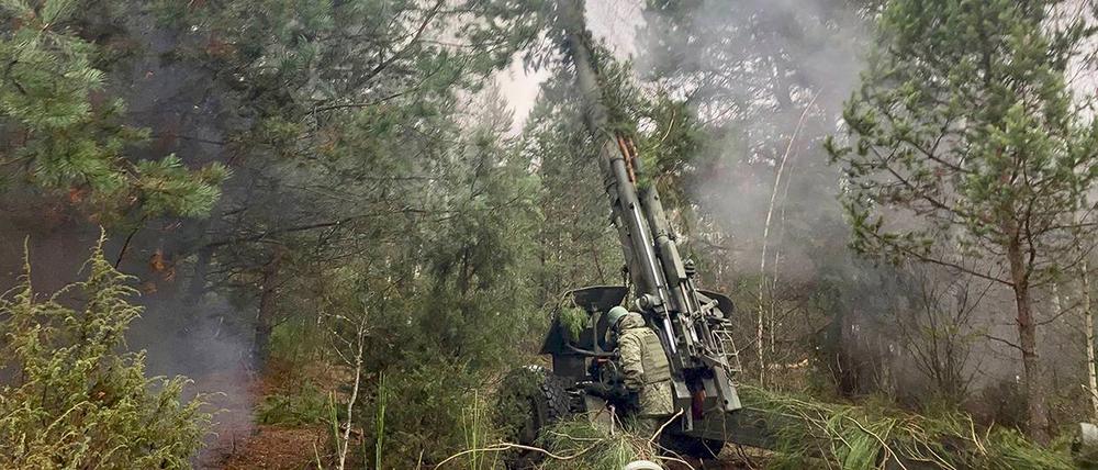 Auf diesem vom Pressedienst des russischen Verteidigungsministeriums veröffentlichten Foto nehmen russische Truppen an einer Artillerie- und Gefechtsausbildung auf einem belarussischen Schießplatz teil.
