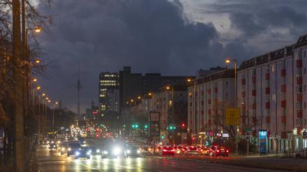 Berufsverkehr am Abend in der Frankfurter Allee in Berlin-Lichtenberg.