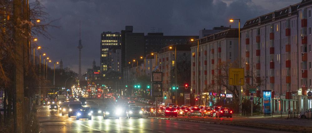 Berufsverkehr am Abend in der Frankfurter Allee in Berlin-Lichtenberg.