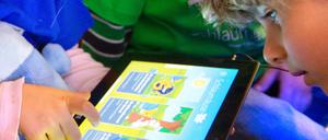 Mithilfe digitaler Endgeräte können Kinder viel lernen, aber ihr Einsatz sollte dosiert werden.
