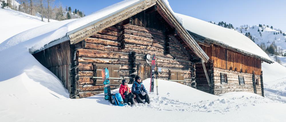 Eine Rast an der Hütte während der Skitour.