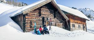 Eine Rast an der Hütte während der Skitour.