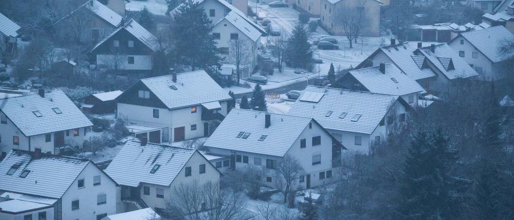 Schnee liegt auf den Dächern von Wohnhäusern in einem Teilort von Rottweil.