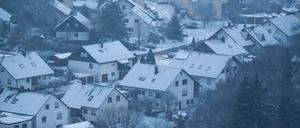 Schnee liegt auf den Dächern von Wohnhäusern in einem Teilort von Rottweil. 