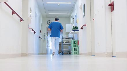Ein Krankenpfleger geht über einen Flur in einem Krankenhaus: Laut einer repräsentativen Umfrage erwarten Kliniken in Deutschland keine Verbesserungen bei der Behandlungsqualität sowie beim Personalmangel. (Archivfoto)