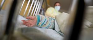 Ein am Respiratorischen Synzytial-Virus (RS-Virus oder RSV) erkrankter Patient liegt auf einer Kinderstation. 