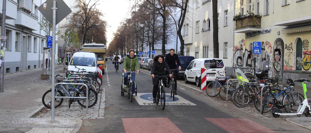 Vekehrssenatorin Bettina Jarasch, Neuköllns Verkehrsstadtrat Jochen Biedermann (links) und Bezirksbürgermeister Martin Hikel (rechts) bei der ersten Probefahrt. 