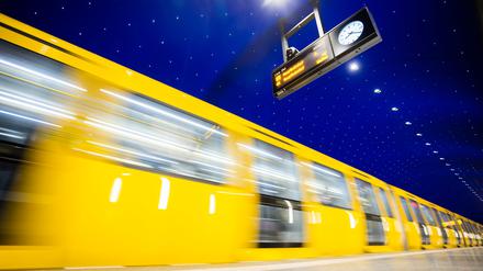 Eine U-Bahn fährt am U-Bahnhof Museumsinsel ein.