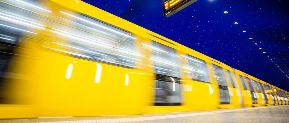 Eine U-Bahn fährt am U-Bahnhof Museumsinsel ein.