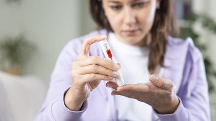 Für Menschen mit Typ-2-Diabetes gehört eine Blutzuckermessung zum Alltag dazu.
