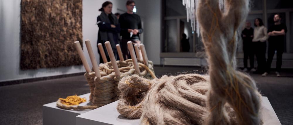 Blick in die laufende Projekt-Ausstellung des „Design Lab #13: Material Legacies“ im Kunstgewerbemuseum Berlin in Zusammenarbeit mit dem HU-Forschungscluster „Matters of Activity“.