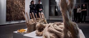 Blick in die laufende Projekt-Ausstellung des „Design Lab #13: Material Legacies“ im Kunstgewerbemuseum Berlin in Zusammenarbeit mit dem HU-Forschungscluster „Matters of Activity“.