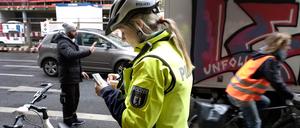 Eine Polizistin der Berliner Fahrradstaffel im Einsatz.