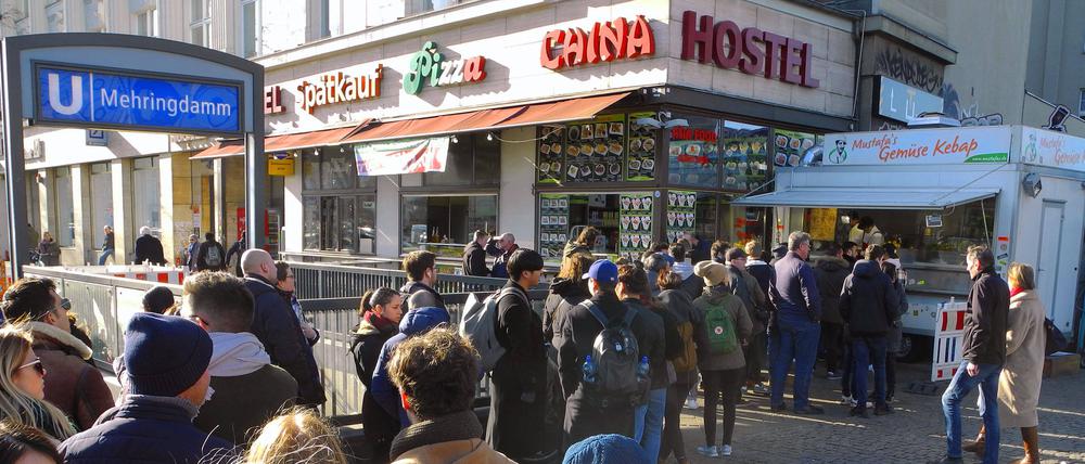 Am Ausgang des U-Bahnhofs Mehringdamm riss der Gehweg auf. (Archivbild)