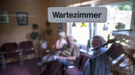 Ein volles Wartezimmer in einer Arztpraxis – doch manche Patienten nehmen ihren Termin nicht wahr und erscheinen nicht beim Arzt.