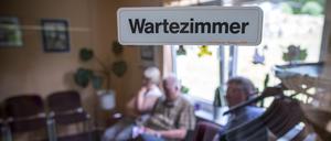 Ein volles Wartezimmer in einer Arztpraxis – doch manche Patienten nehmen ihren Termin nicht wahr und erscheinen nicht beim Arzt.