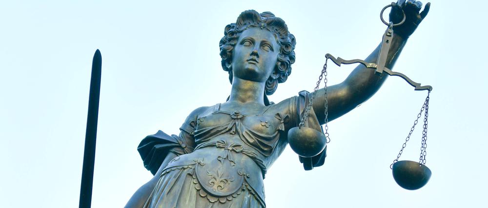 Justizia – Gerechtigkeitsbrunnen auf dem Römerberg in Frankfurt.