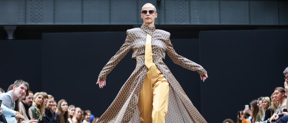 Martina Gleißenebner-Teskey zeigt eine Kreation des Labels Kilian Kerner auf der Mercedes-Benz Fashion Week im Telegraphenamt anlässlich der Berlin Fashion Week. Die Berliner Modewoche vereint mehrere Veranstaltungen unter einem Dach. +++ dpa-Bildfunk +++